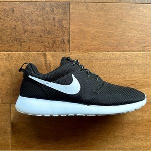 NIKE ROSHE ONE